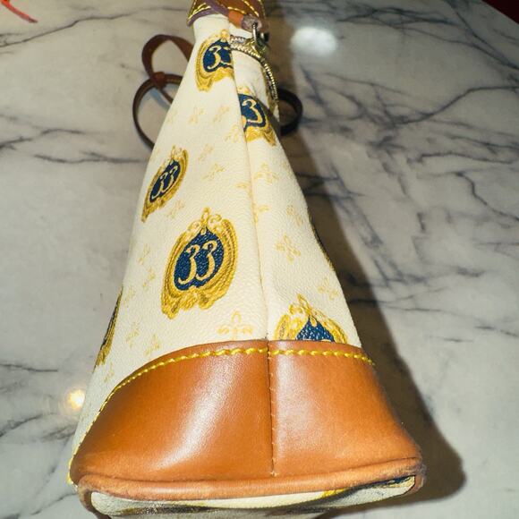 2015 Disneyland Club 33 Logo Dooney & Bourke Letter Carrier Handbag Crossbody LE - Picture 4 of 13